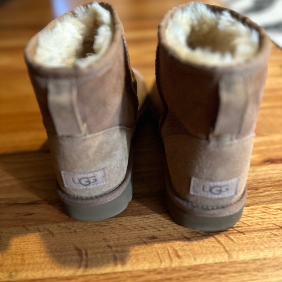 Size 10 woman’s short Ugg boots. Worn once. In new condition. - Picture 2 of 5